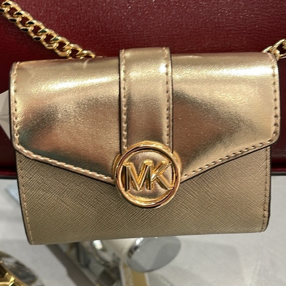 MICHAEL KORS CARMEN MEDIUM LOGO AND FAUX LEATHER WALLET
PALE GOLD
NWT